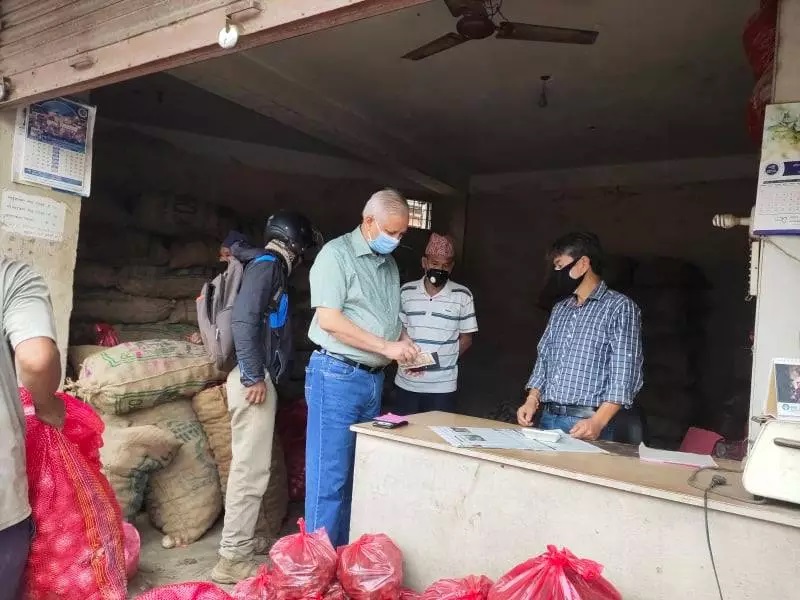 मूल्यवृद्धिको गुनासो आएपछि ग्राहक बनेर बजार अनुगमनमा निस्किए मन्त्री भट्ट, किने २० केजी प्याज