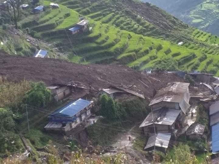 पहिरोका कारण विस्थापित बनेका लिदीका स्थानीयलाई स्थानान्तरण गर्ने कार्य शुरु