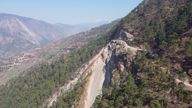 मध्यपहाडी लोकमार्ग : १२ वर्षमा पनि सकिएन मन्ता भिर काट्ने काम, १० वर्षदेखि पुल नबनाउनेलाई जरिबाना