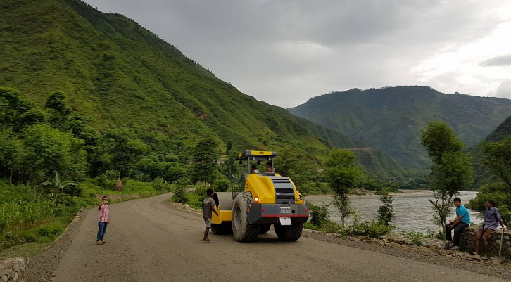 मध्यपहाडी राजमार्ग निर्माणको काम सन्तोषजनक नभएपछि ठेकेदारलाई सोधियो सात दिने स्पष्टीकरण