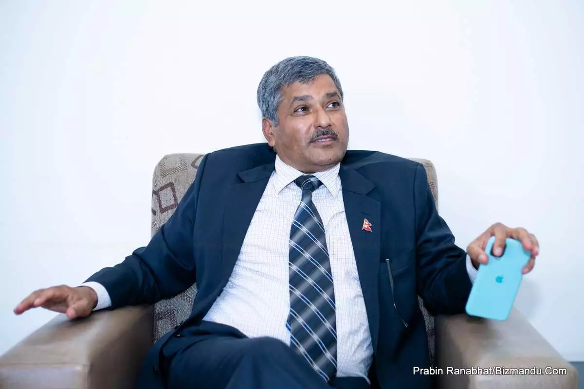 गभर्नरकै रुपमा काम गर्न अधिकारीलाई खुल्यो बाटो, अर्थमन्त्रीबारे के भन्छन् उनी?