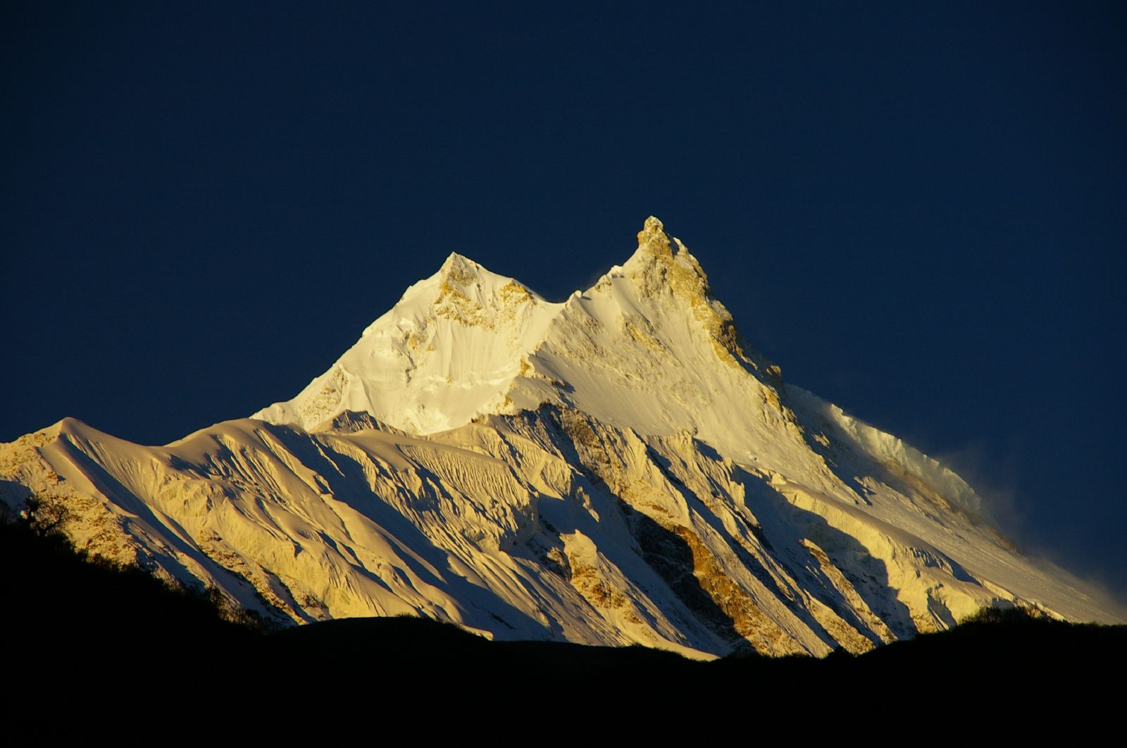 मनास्लु हिमाल आरोहण गर्ने क्रममा एक विदेशी पर्यटकको मृत्यु