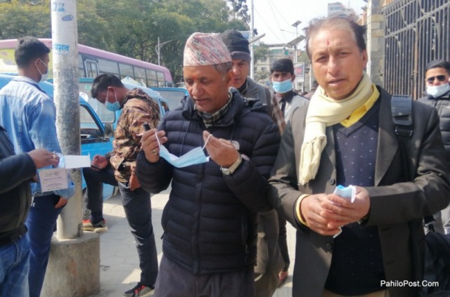 घर फर्किन लागेका यात्रुहरुलाई बसपार्कमा निःशुल्क मास्क वितरण
