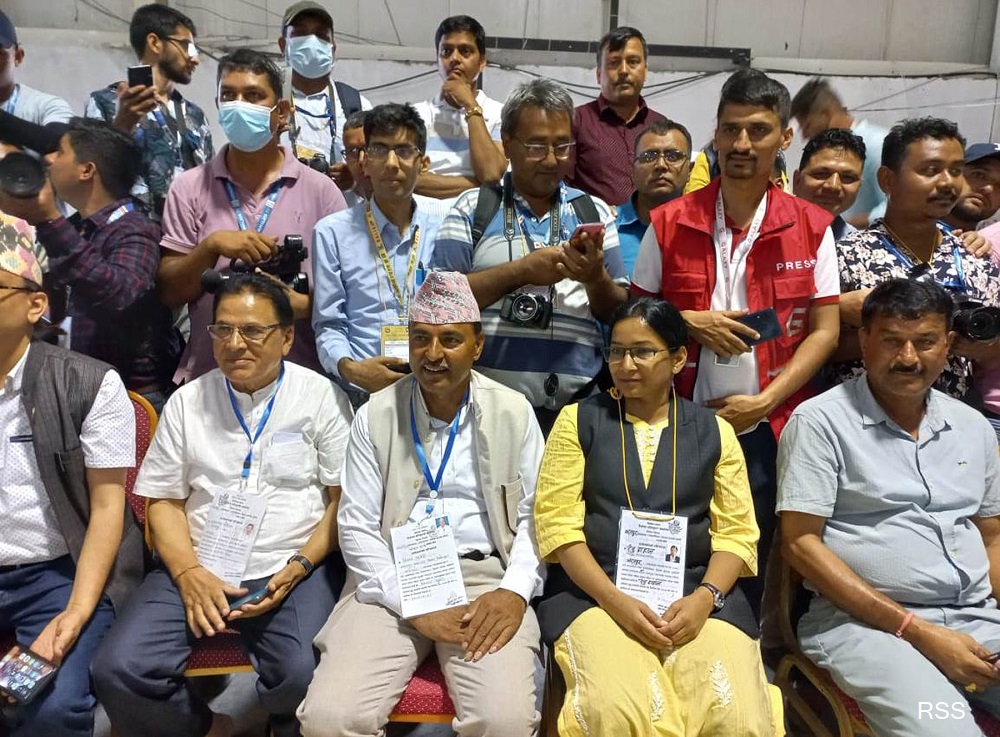 भरतपुरमा रेनु र विजयको उछिनपाछिन् : मत बढाउँदै जगन्नाथ पौडेल