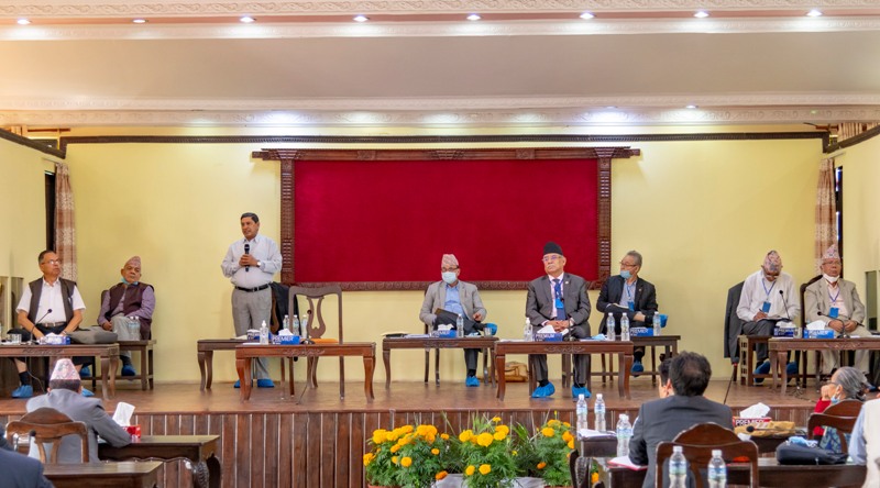 नेकपा स्थायी कमिटी बैठक : नेताहरुको विरोधपछि फेरियो ओली-प्रचण्डको आसन, ‘आँगनकै बैठकमा ओली नआउनु हाँस्यास्पद’