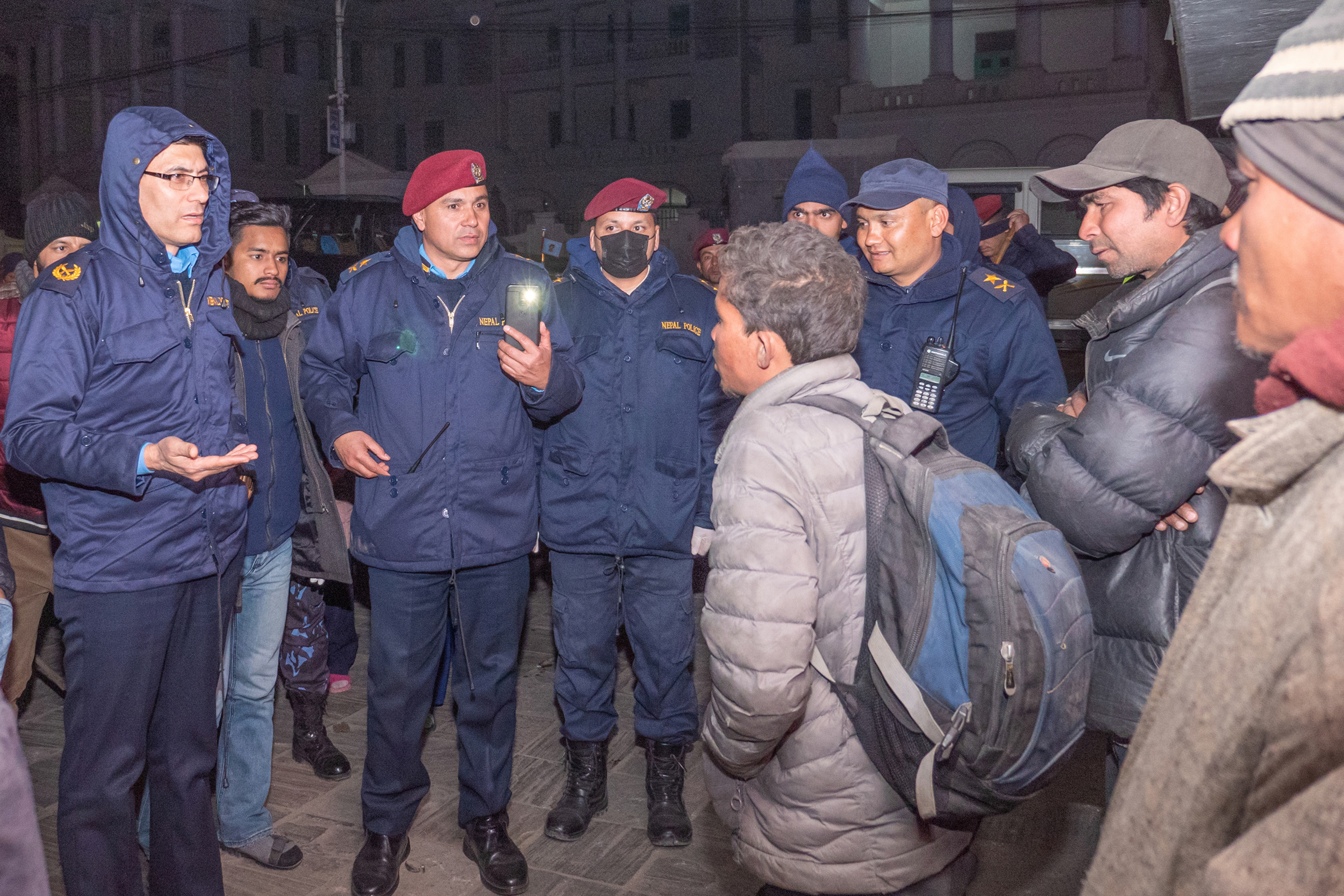 इन्स्पेक्टरको छोरी हुँ भन्दै सडक छेउमा सुतेकी एक महिलाले डिआइजी पोखरेललाई चक्कु ताकेपछि…