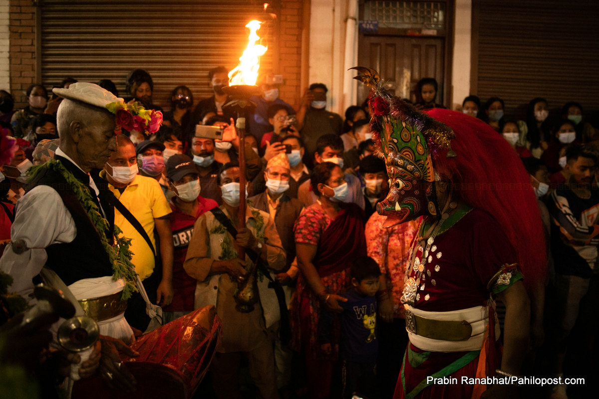 मध्यरातमा बोडेमा निस्किए नीलबाराही देवगण : बिहानसम्म यस्तो देखियो नृत्यको दृश्य