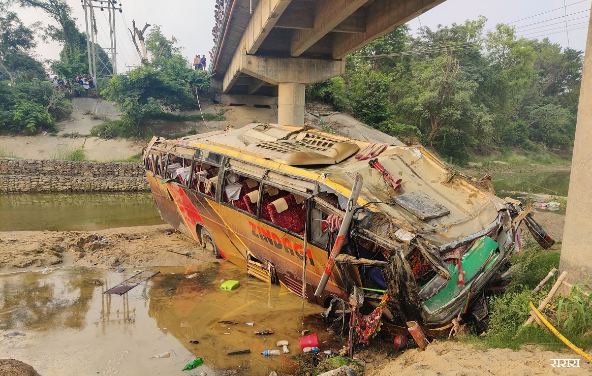 जनकपुरबाट भैरहवा आउँदै गरेको रात्रीबस रोहिणी खोलामा खस्यो : ९ जनाको मृत्यु