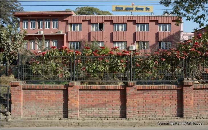 राजधानीको पेट्रोल पम्पमा सवारी साधनको लाइन, निगम भन्छ ‘आत्तिनु पर्दैन तेल आइरहेको छ, स्टक पनि छ’