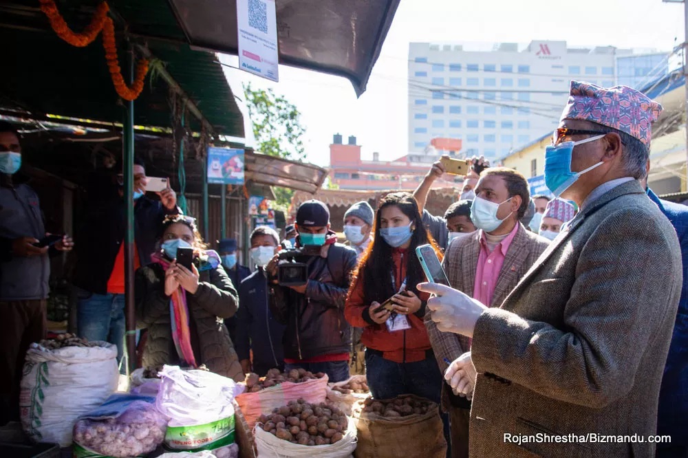 नक्साल तरकारी बजारमा अब ‘क्यूआर कोड स्क्यान’ गरेर भुक्तानी गर्न सकिने