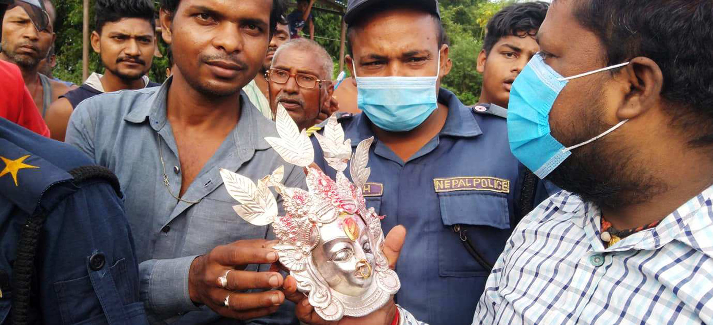 चोरी भएको २४ घण्टाभित्र भेटियो छिन्नमस्ता भगवतीको मुकुट, गाउँमा मुकुट बोकेर हिँडिरहेको अवस्थामा एक जना पक्राउ