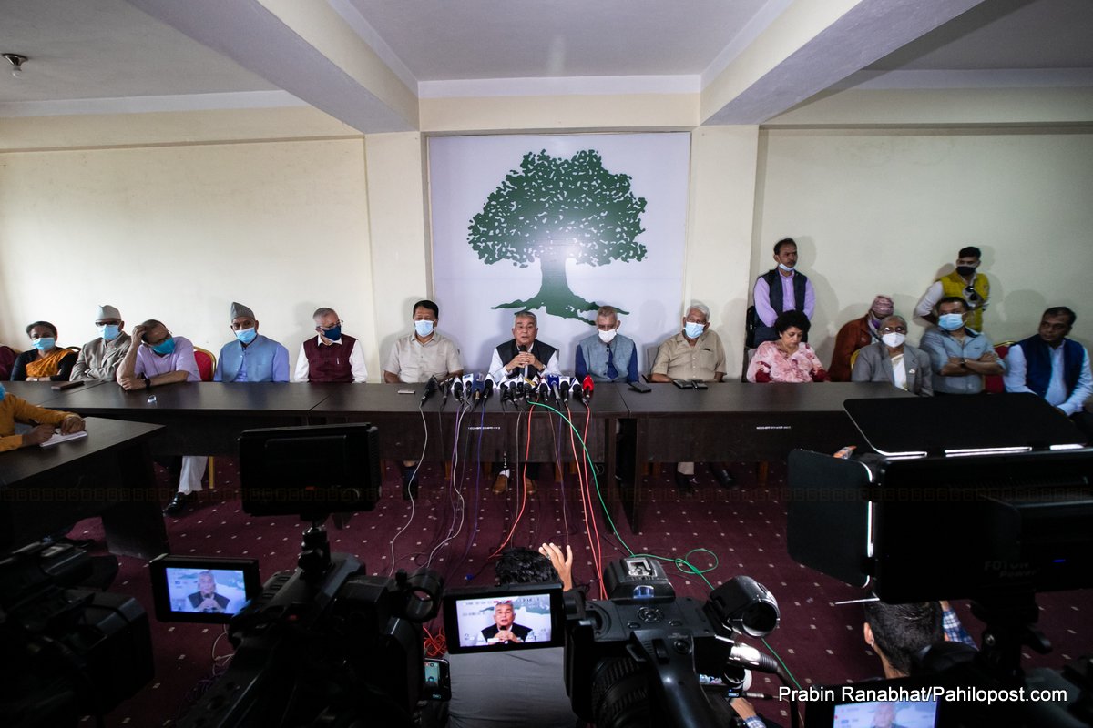 डडेल्धुरामा देउवाले पेलेरै वडा अधिवेशन गराएपछि सानेपामा जुट्दै संस्थापनइतर समूह