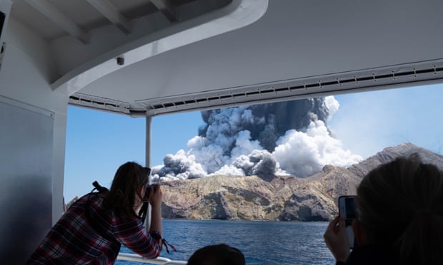 न्युजिल्यान्डमा ज्वालामुखी विस्फोट हुँदा पाँच जनाको मृत्यु, दर्जनौं बेपत्ता