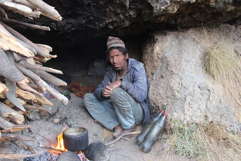 छोराहरू गुमाएका राहुलकी श्रीमतीले अर्कैसँग विवाह गरेपछि एक वर्षदेखि ओढारको बास