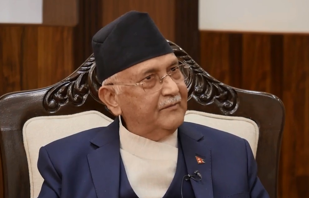 प्रचण्डप्रति ओलीको कटाक्षयुक्त प्रश्न : १७ हजार चैट पारेर के उलटफेर गर्नुभयो? परिवर्तन परिवार र आफन्तमात्रै हो?