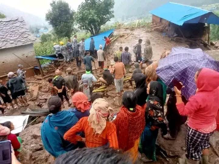 ओखलढुङ्गामा पहिरो : एकै परिवारका तीनजनाको मृत्यु, बेपत्ताको खोजी हुँदै