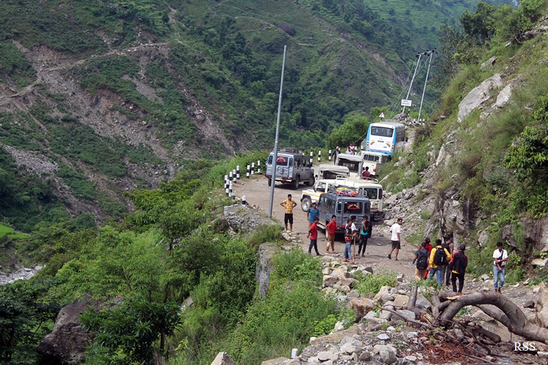 छ दिनपछि खुल्यो पहिरोले अवरुद्ध बेनी - जोमसोम सडक   