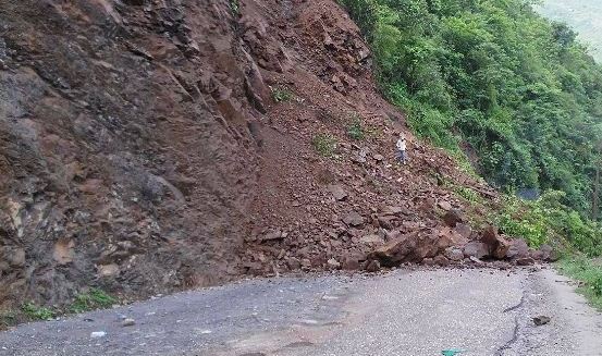 लगातारको वर्षापछि विभिन्न ठाउँमा पहिरो जाँदा कर्णाली राजमार्ग अवरुद्ध