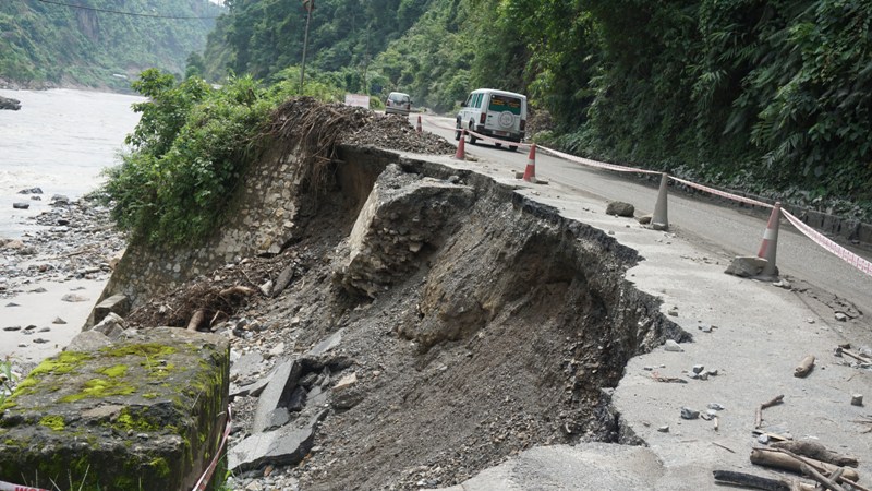 राजमार्गमा पहिरैपहिरो : थोरै वर्षामै ठूलो खतरा, मुग्लिन-नारायणगढ सडकमा कम क्षति