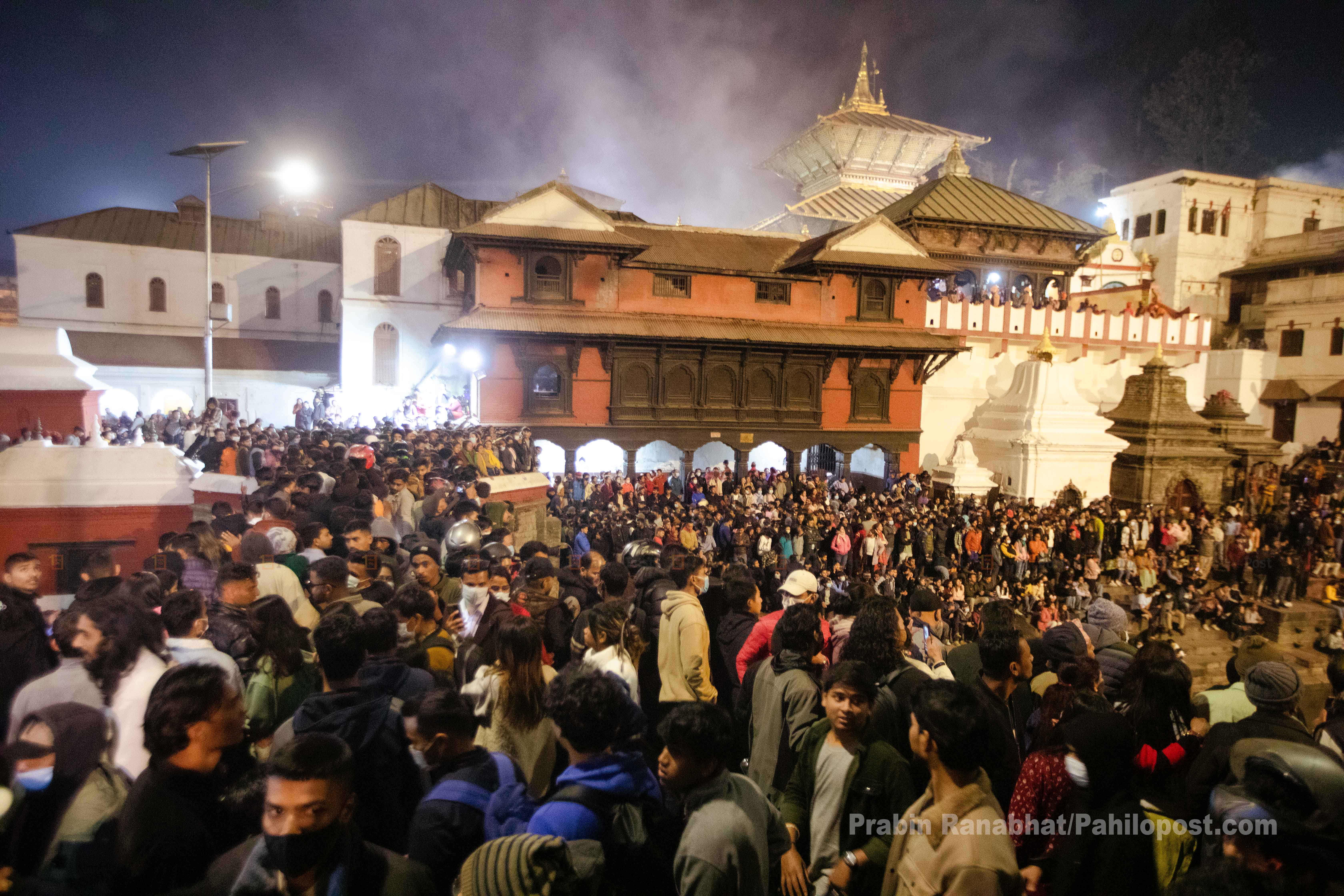 पशुपतिनाथमा बिहान ३ बजेदेखिनै चारै ढोका खुल्ला