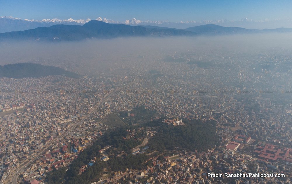 छेक्यो छेक्यो काठमाडौं शहर हुस्सु र कुहिरोले... 