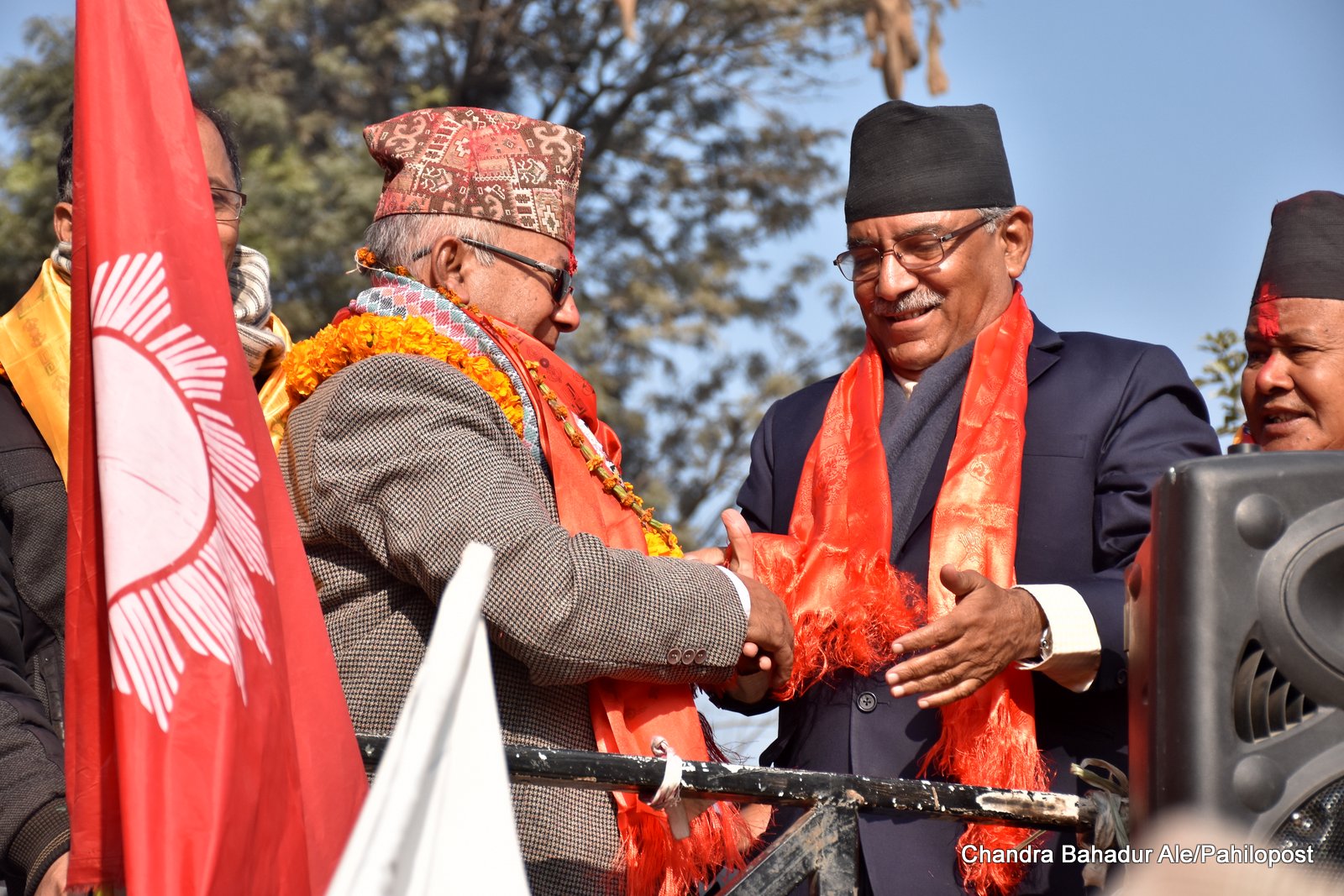 प्रचण्डसँग हात मिलाउँदै माधव नेपालले भने,‘हामी दुई नेता मात्र होइनौं, आन्दोलनका प्रतीक पनि हौं ’