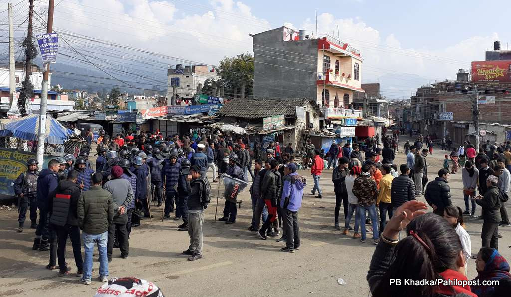 टिपरको ठक्करबाट युवकको मृत्यु प्रकरण : आज तेस्रो दिन पनि प्रदर्शन जारी