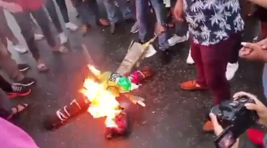 हेटौँडामा ओली निकट विद्यार्थीले जलाए माधव नेपाल र विरोध खतिवडाको पुतला