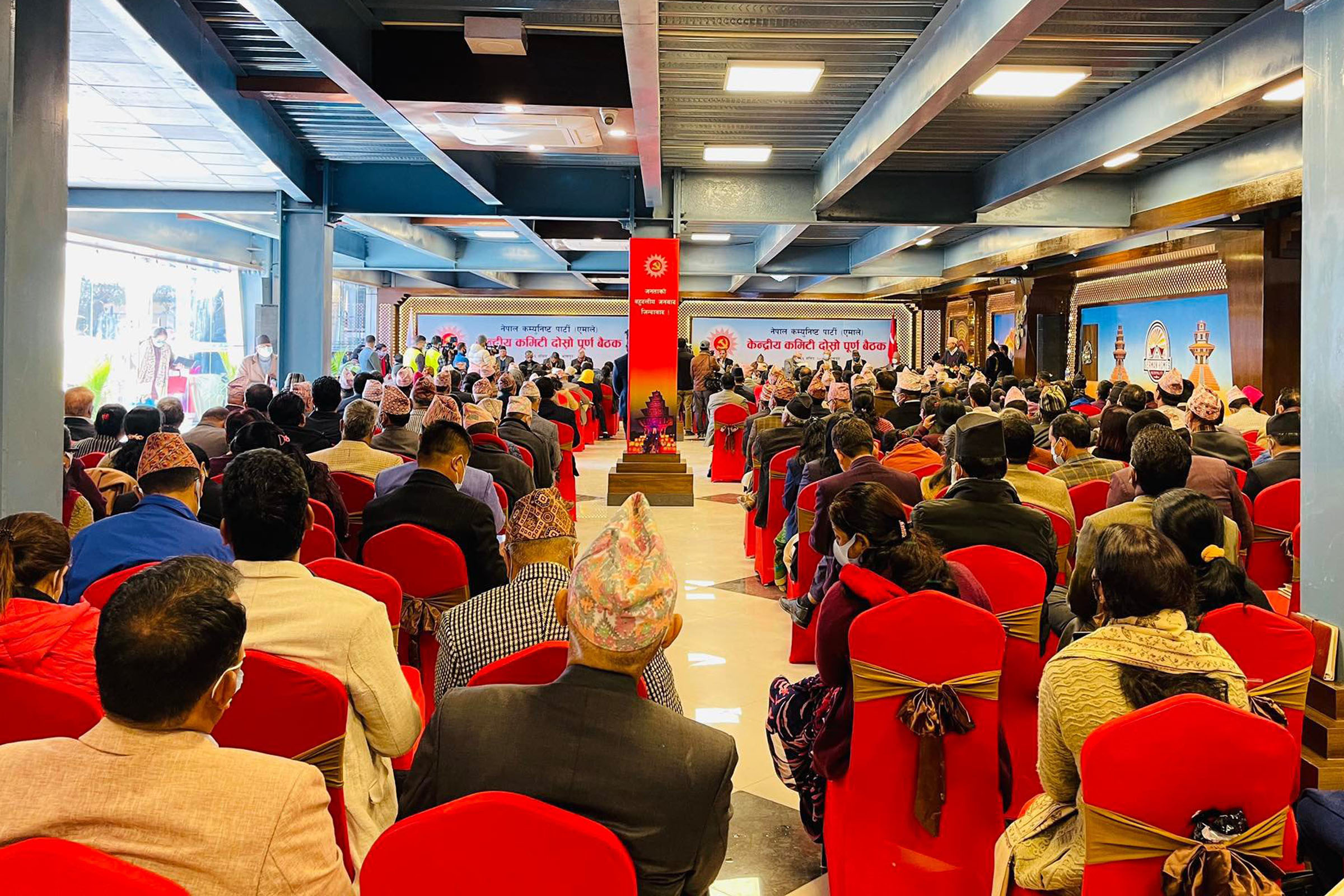 एमाले पोलिटव्यूरोमा गोकुल बास्कोटादेखि महेश बस्नेतसम्म, दुर्गा प्रसाईँसहित ४३ जना केन्द्रीय सदस्यमा मनोनित