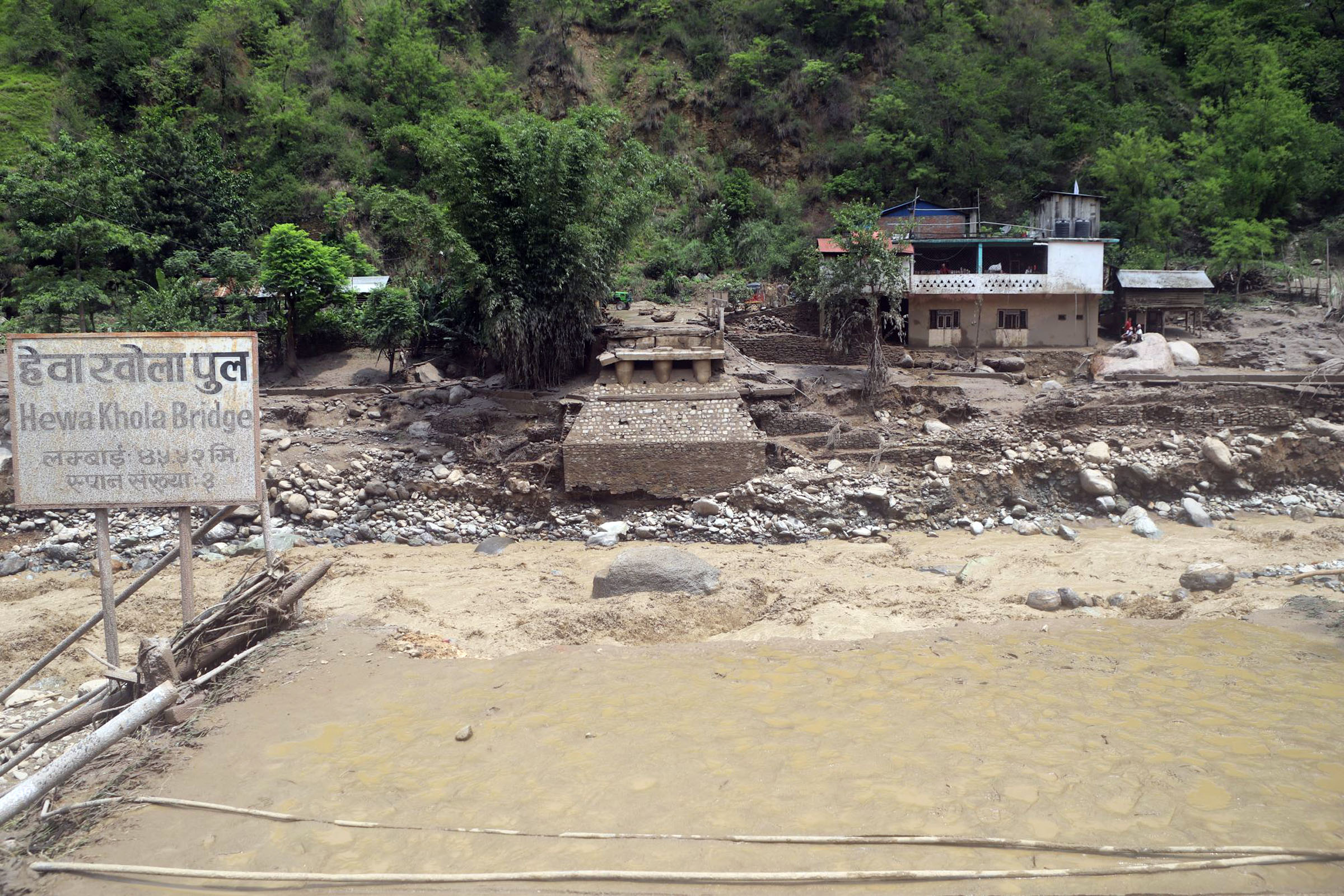 पूर्वी नेपालमा बाढी पहिरो : ६ जनाको मृत्यु हुँदा २९ जना अझै बेपत्ता, ९७ घरपरिवार विस्थापित