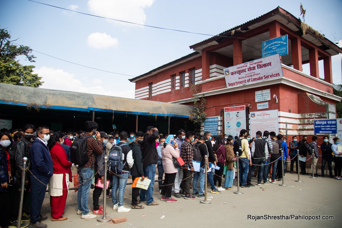 केही दिनदेखि राहदानी विभागमा किन लागिरहेको छ सेवाग्राहीको भीड ?