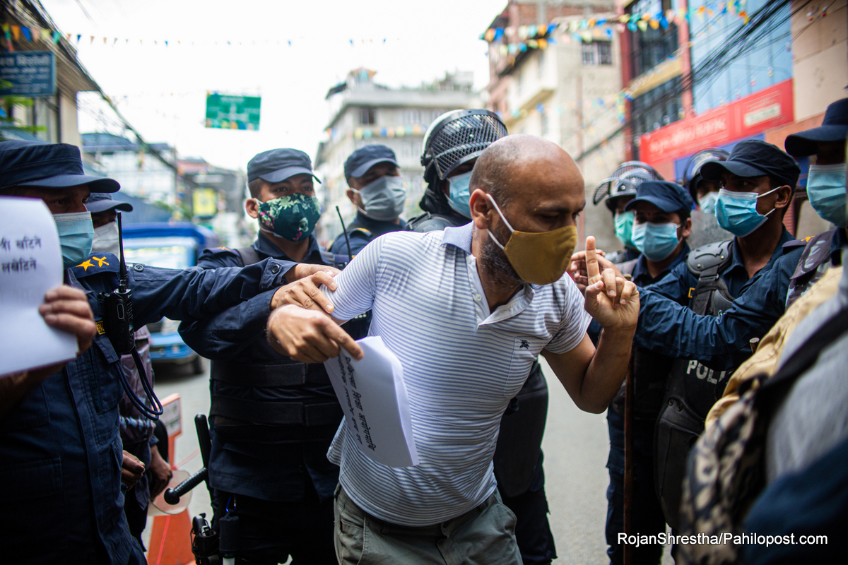 'सरकार सेवक हो, मालिक होइन' भन्दै उत्रिनेलाई प्रहरीले समात्यो, मेडिकल कलेजलाई सम्बन्धनको विषयले आन्दोलन