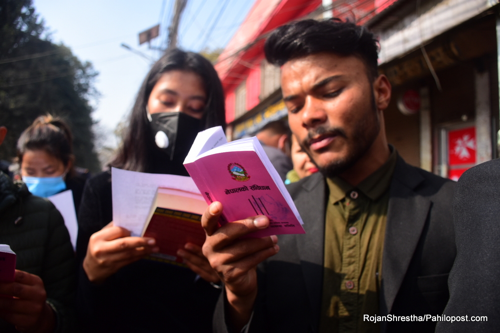 कानुनका विद्यार्थीले भने, 'प्रधानमन्त्रीज्यू संविधान पढ्न नेपाल ल क्याम्पस आउनुहोस्'