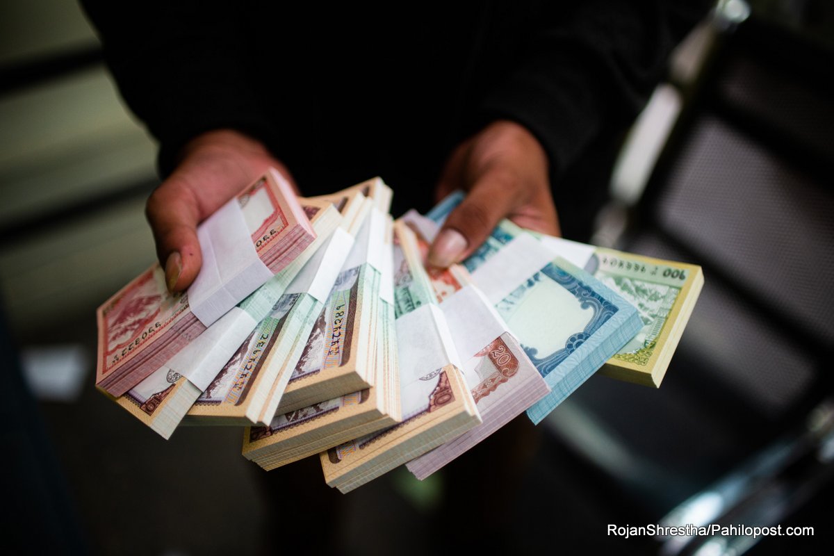  दसैंका लागि नयाँ नोट सटही गर्न राष्ट्र बैंक पुग्न थाले सर्वसाधारण