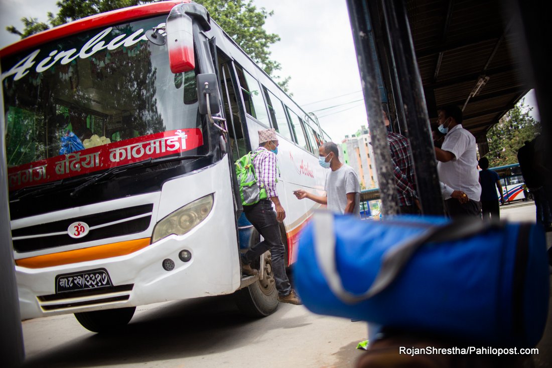 लामो दुरीका सार्वजनिक सवारी खुलेपछि काठमाडौं उपत्यका प्रवेश गर्नेको संख्या तीन गुणाले बढ्यो, तर बसपार्कमा छैन यात्रुको चहलपहल