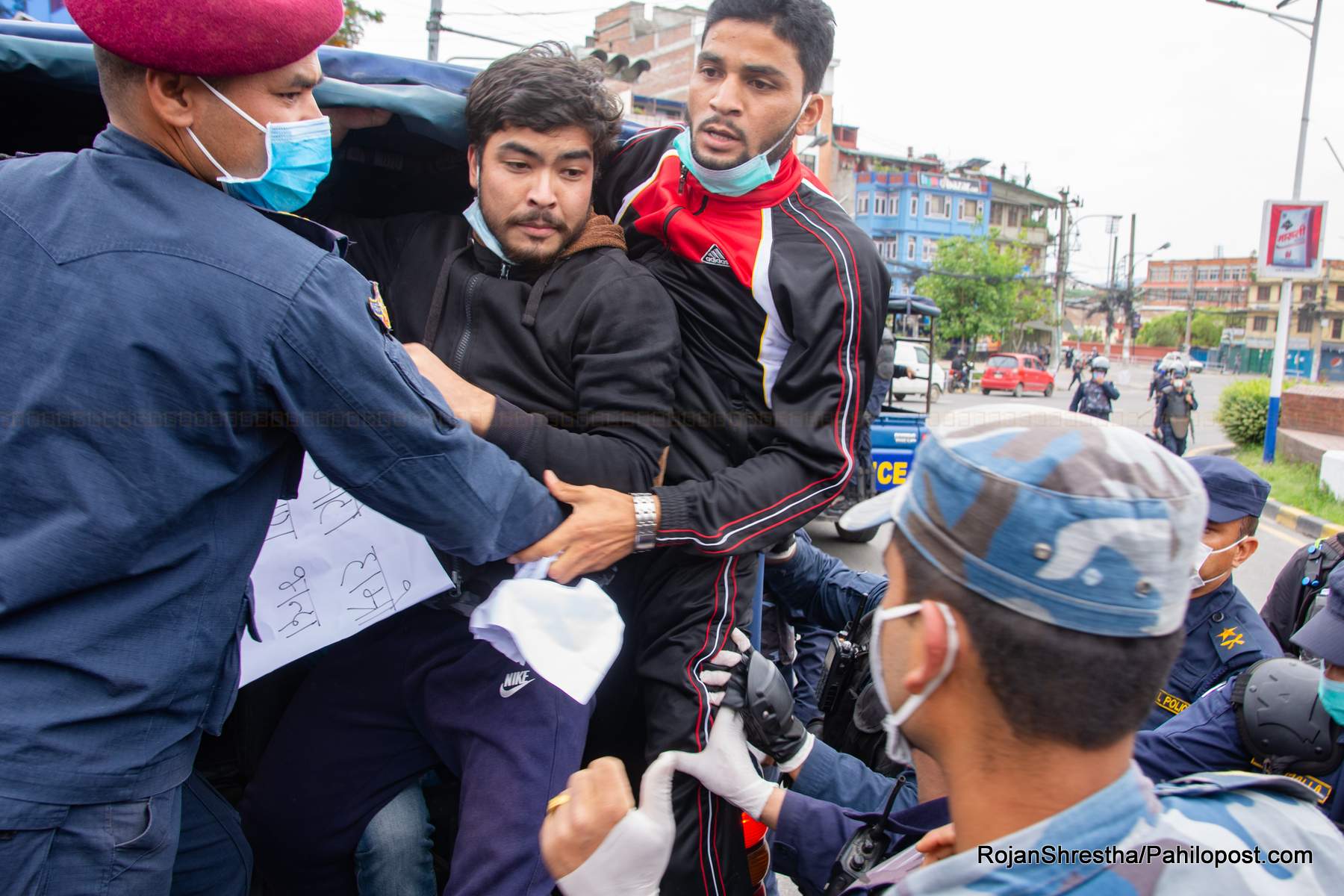 भारतीय अतिक्रमणविरुद्ध माइतीघरमा प्रदर्शनः लकडाउन उल्लंघन गरेको भन्दै समाउँदै प्रहरी