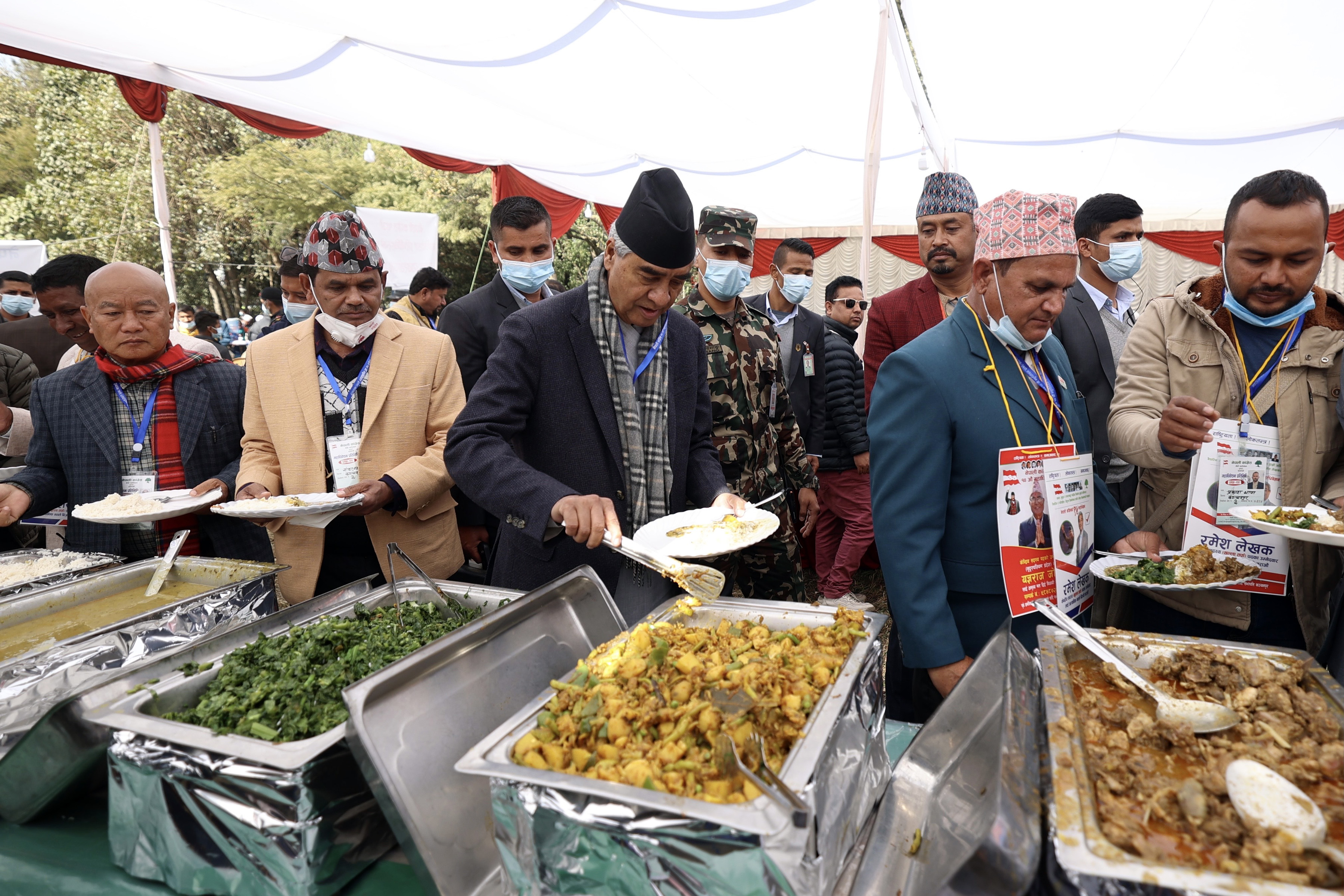 प्रधानमन्त्री देउवा भृकुटीमण्डपमा मत माग्न पुगे, त्यहीँ प्रतिनिधिसँग खाना खाए