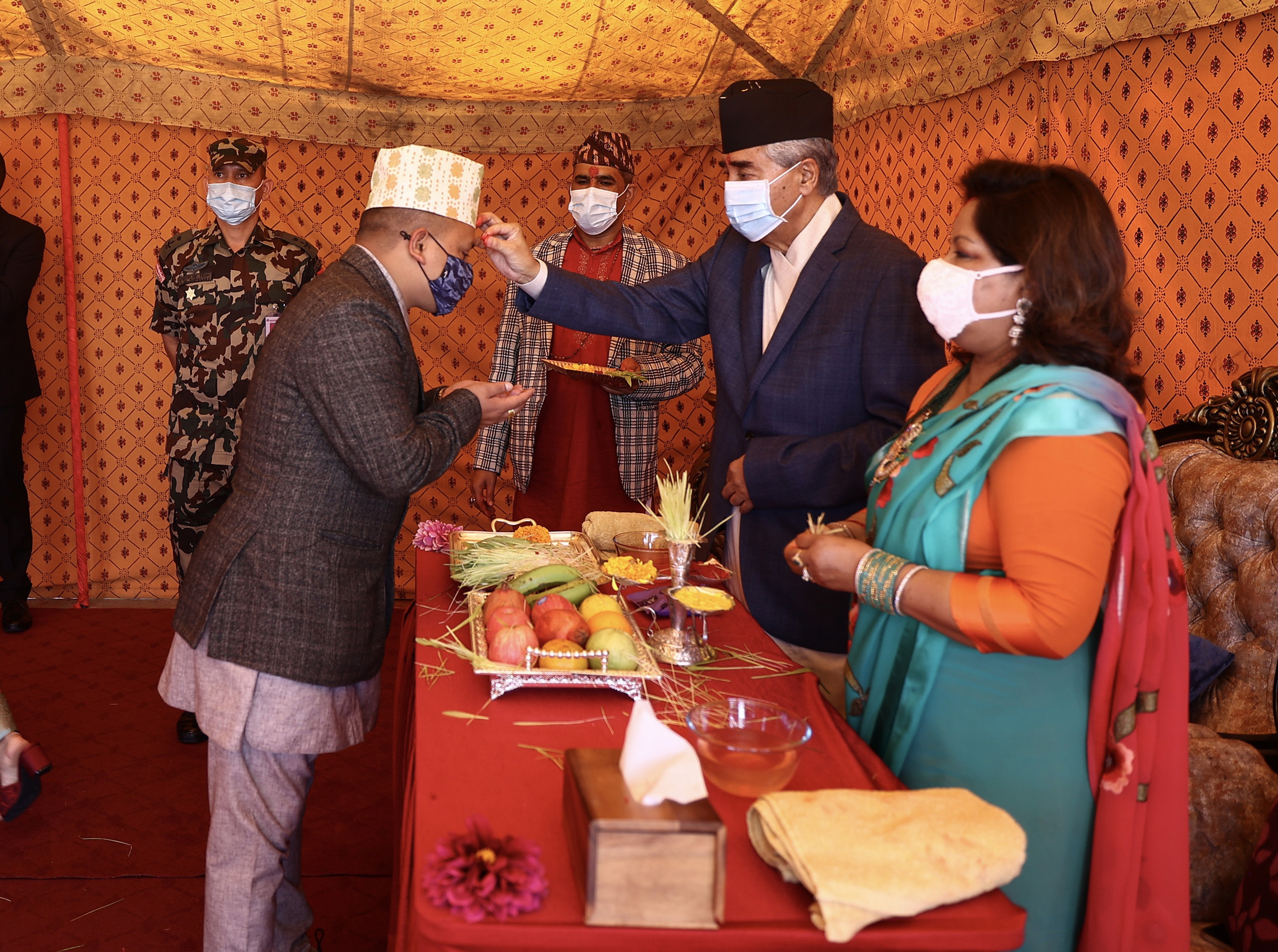 प्रधानमन्त्री देउवाले लगाए विजयादशमीको टीका, यस्तो देखियो बालुवटारको दृश्य