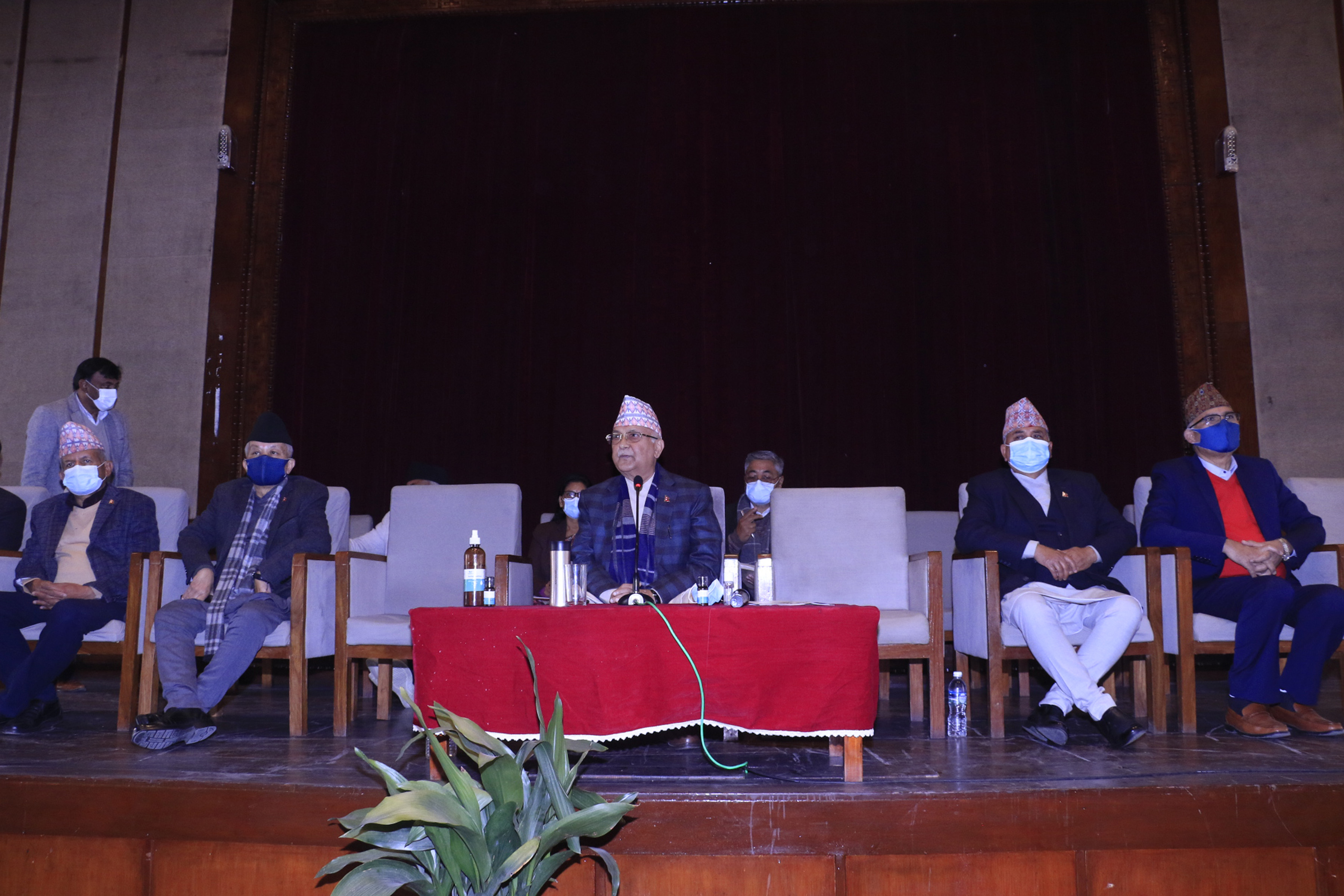एमाले सांसदहरुले चोलेन्द्र र एमसीसी बोकेर चुनावमा नजाऔं भनेपछि ओलीले भने : नेतृत्वले सुझबुझका साथ निर्णय लिन्छ