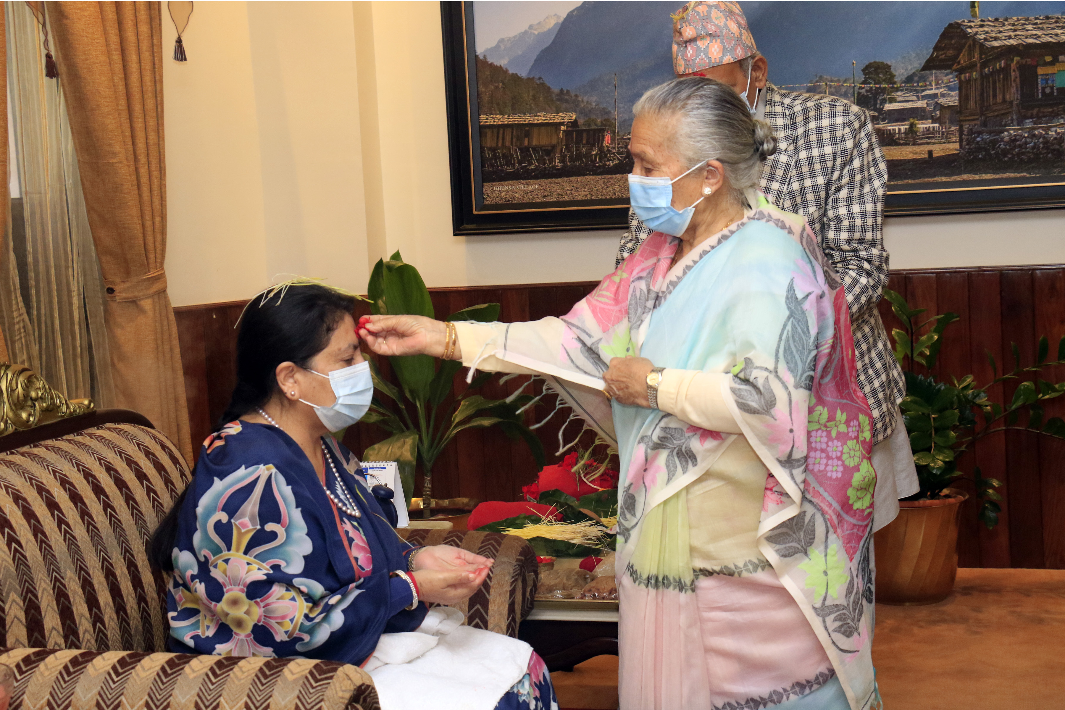 राष्ट्रपतिबाट विजयादशमीको टीका ग्रहण