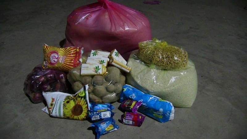 लकडाउनको मारमा परेका विपन्न परिवारलाई ‘स्टोरिज अफ नेपाल’को खाद्यान्न सहयोग