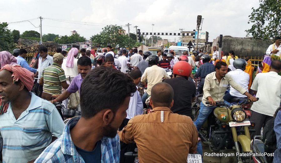 दशैँको किनमेल गर्न रक्सौलमा नेपाली उपभोक्ताको घुइँचो, साँघुरो सडकका कारण दैनिक घण्टौं जाम