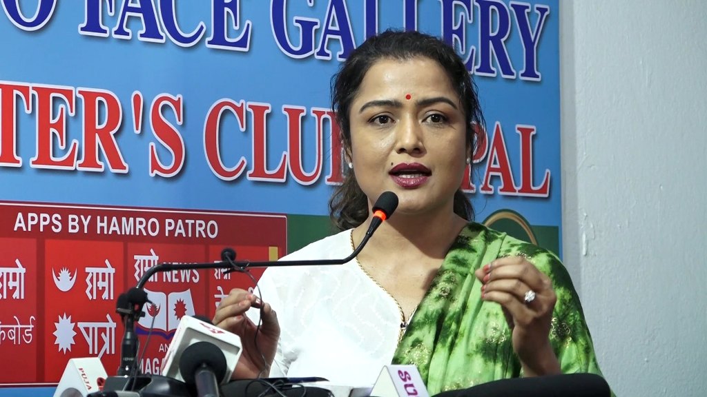 मन्त्री अर्याललाई रेखा थापाको प्रश्न : समान अधिकारका कुरा गर्ने महिला सांसद सदनमा ताली पड्काइरहेको मात्र देख्छु त?