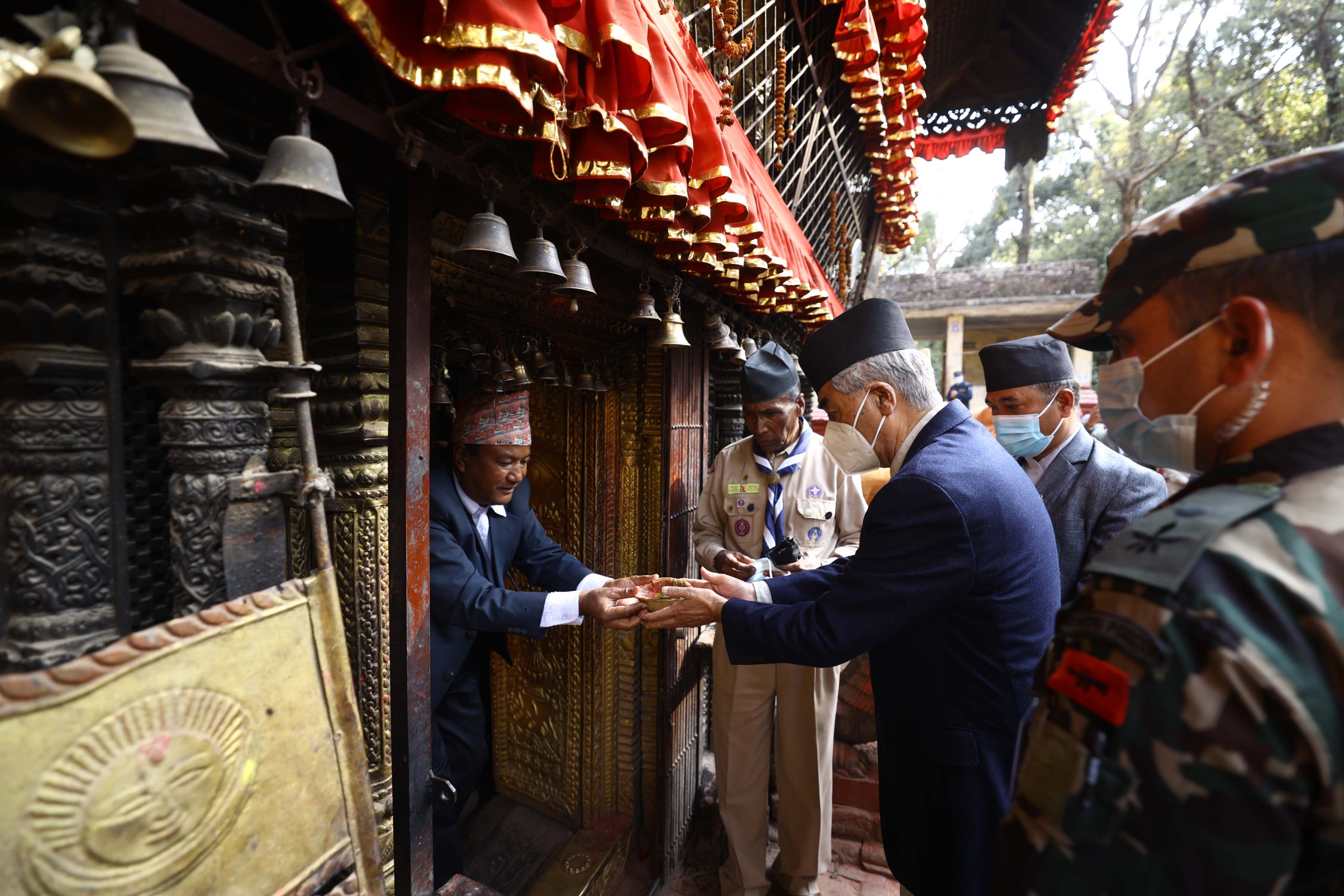 प्रधानमन्त्री देउवाद्वारा बज्रबाराही मन्दिरमा दर्शन