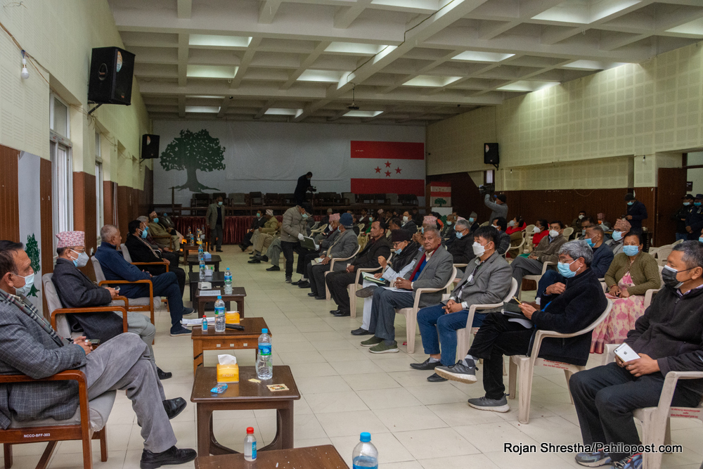 संविधानको सहारा लिँदै केन्द्रीय कार्यसमितिको म्याद छ महिना थप्ने कांग्रेसमा प्रस्तावः एकीकरण गरेका दलबाट आउनेलाई केन्द्रीय सदस्य लड्‍न कडाइ