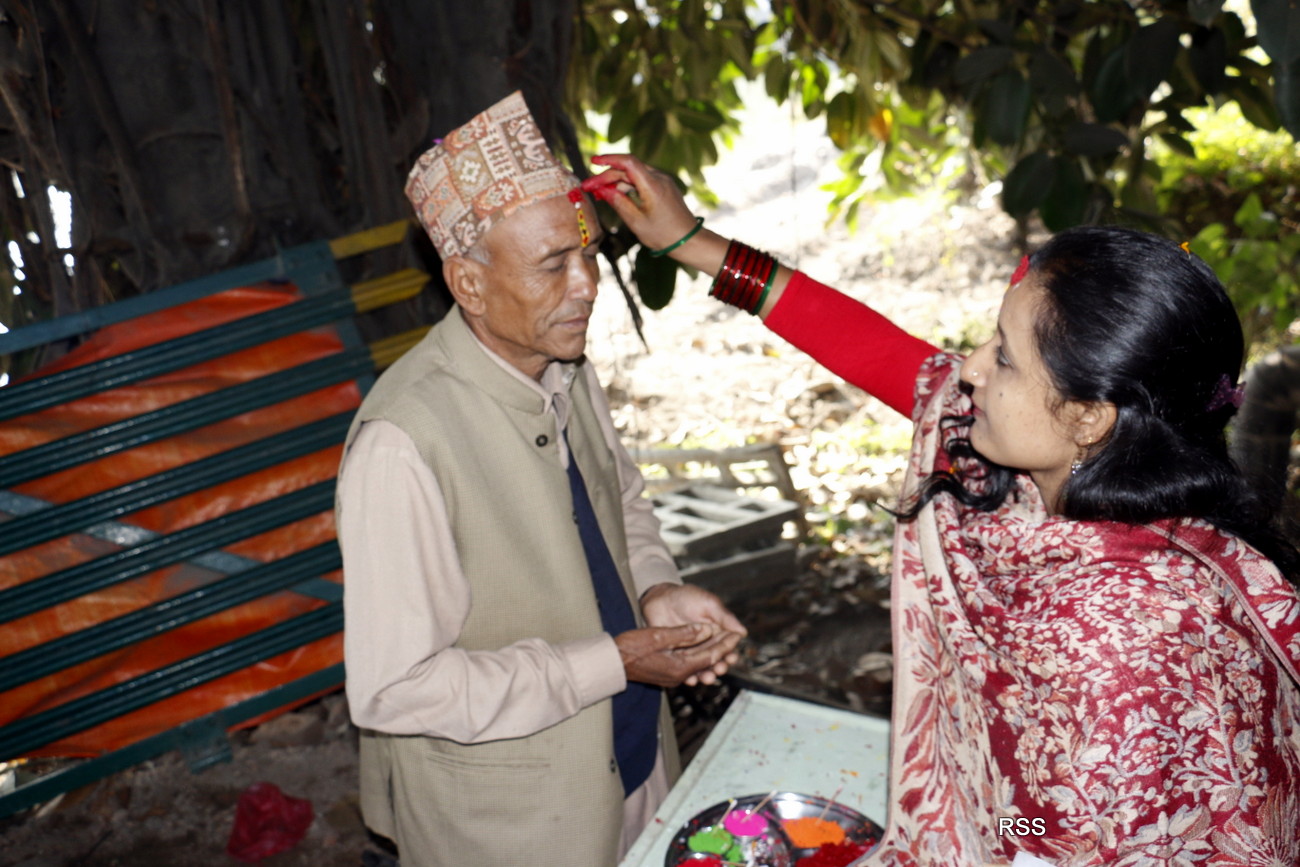 रानीपोखरीमा भत्किएको मन्दिरबाहिर भाइटीका 