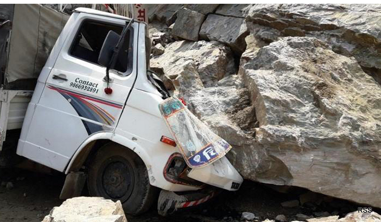 त्रिभुवन राजपथमा पहिरो खस्दा एक जना बेपत्ता, चारवटा गाडी पुरिए