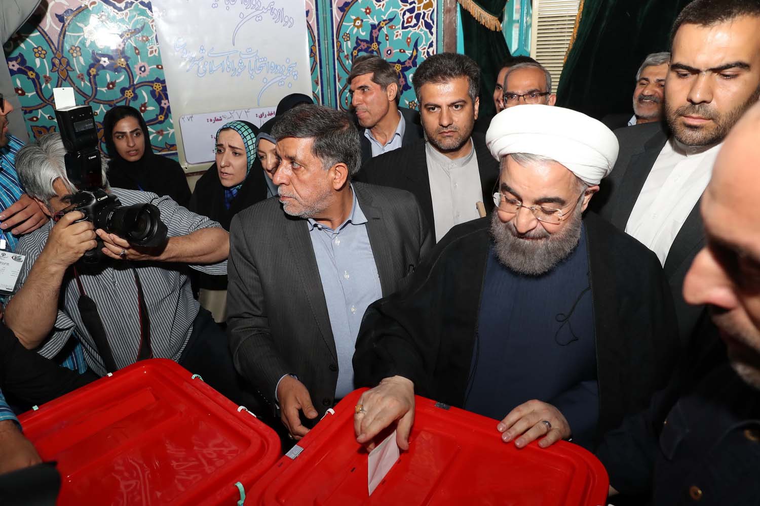इरानको राष्ट्रपतीय निर्वाचनमा रुहानी अगाडि