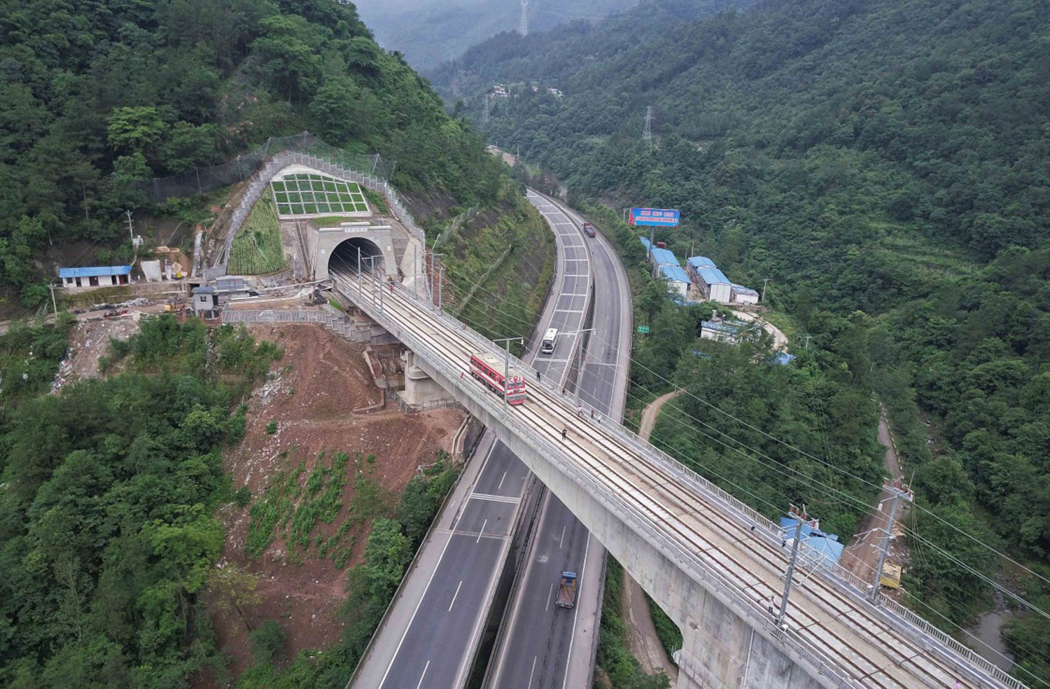 चीनले विशाल पहाड छेडेर बनायो हाइस्पिड रेलवे, हेर्नुस् फोटो