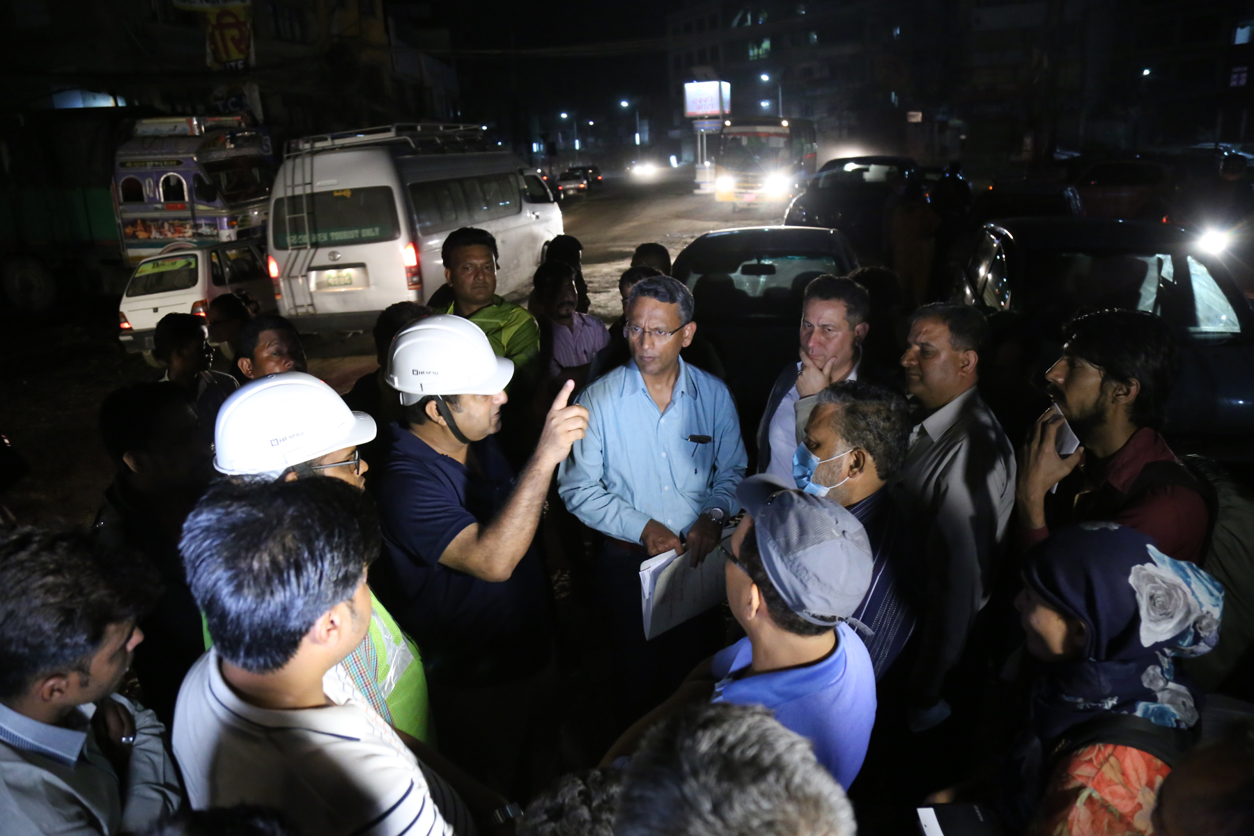  फोटोमा हेर्नुस् १० बजे राति प्रधानमन्त्री कार्यालयबाट भएको सडक निर्माणको छड्के अनुगमन